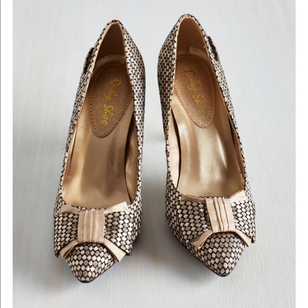 ModCloth Gold Bow Heels Size 40